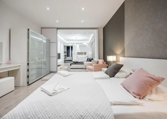 Bpr Calypso With A/c Budapeşte