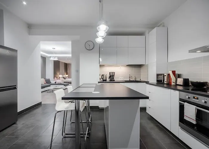 Bpr Calypso With A/c Budapeşte