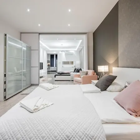 Bpr Calypso With A/c 布达佩斯